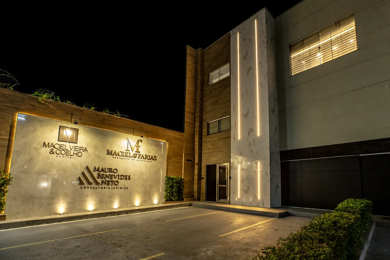 Fachada iluminada do escritório na Av. Santos Dumont, 5080-A, à noite